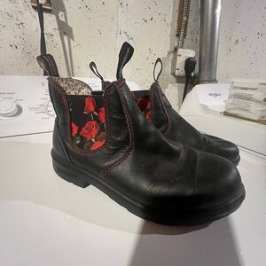 Blundstone (Kids AUS 3 US 4) Black Leather Boots with Red Floral Design